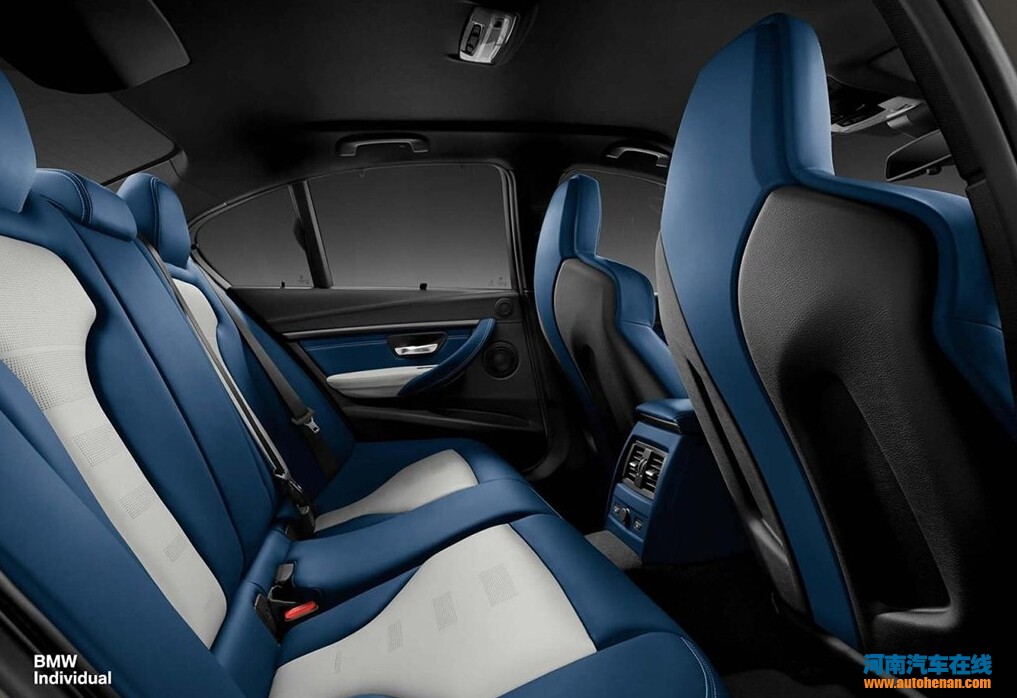 【河南汽车在线】日前,BMW Individual个性定制部门宣布针对现款M3四门轿车推出全新内饰配色,以满足部分消费者的个性需求。 这款宝马个性定制部门推出的M3最明显的改变在于车内配色,其中控台、座椅、门板等细节均采用银色与蓝色双色搭配,外加中控台细节的碳纤维装饰点缀,让车内具有激情的运动氛围。 动力方面,这款个性定制版的M3不会改变,仍使用的是3.